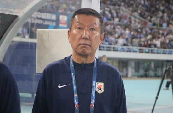 拜仁旧将巴德施图贝尔在接受天空体育的采访时表示，球队在后防线缺乏领袖人物。